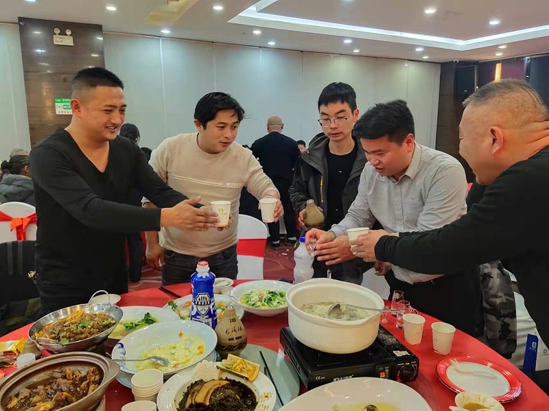 與會(huì)來賓，觥籌交錯(cuò)，一觴一詠