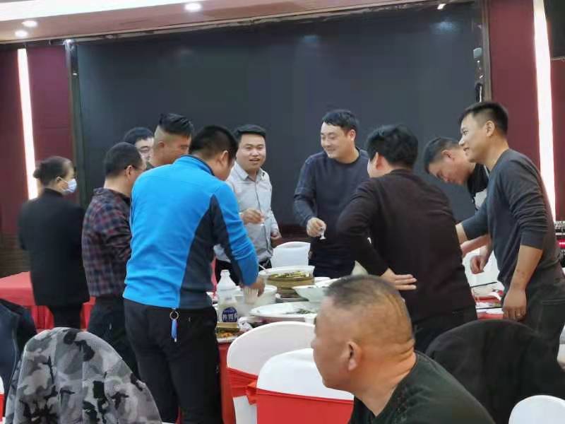 與會(huì)來賓，觥籌交錯(cuò)，一觴一詠