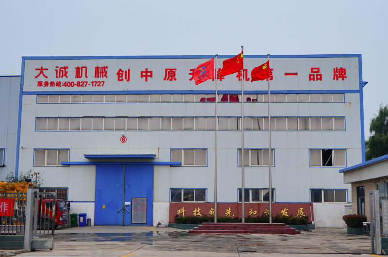 紅旗迎風(fēng)飄揚(yáng)，帶動(dòng)工人工作的熱情